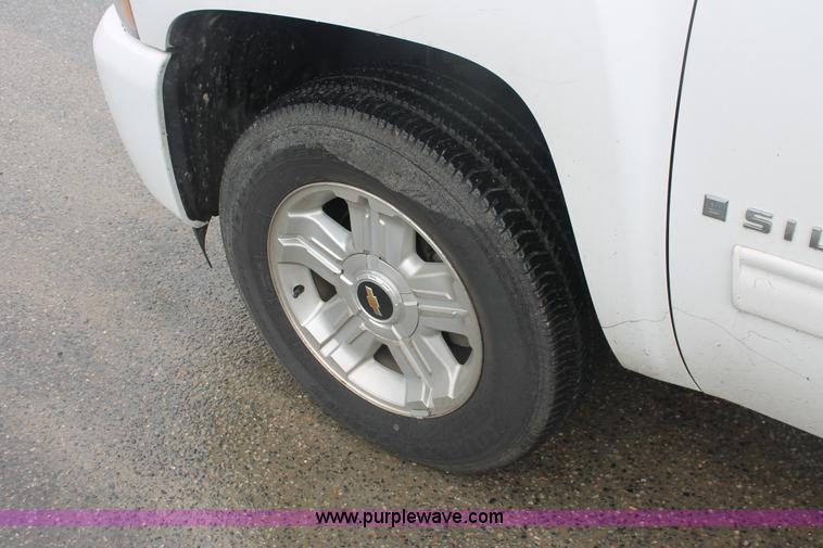 image for item H3584 2009 Chevrolet Silverado 1500 Crew Cab pickup truck