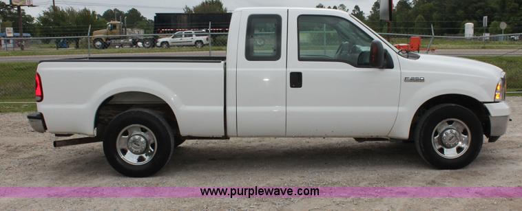 image for item H3586 2006 Ford F250 XLT SuperCab pickup truck
