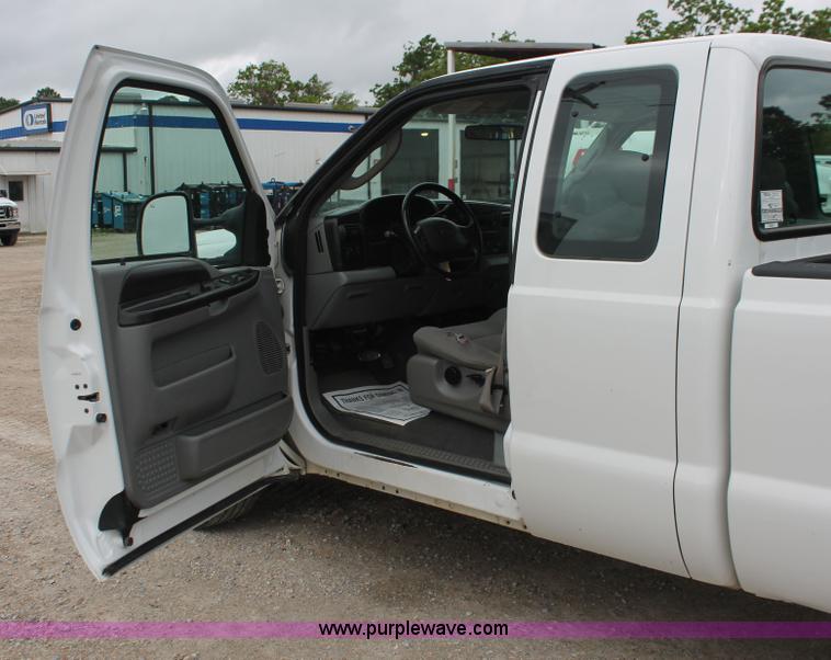 image for item H3586 2006 Ford F250 XLT SuperCab pickup truck