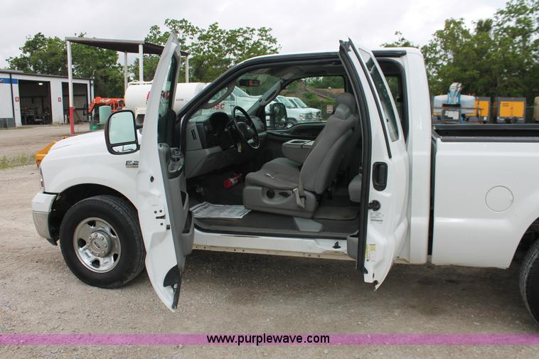 image for item H3586 2006 Ford F250 XLT SuperCab pickup truck