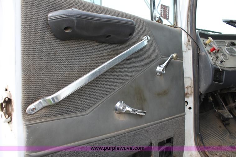 image for item A3508 1993 Ford Aeromax L9000 semi truck