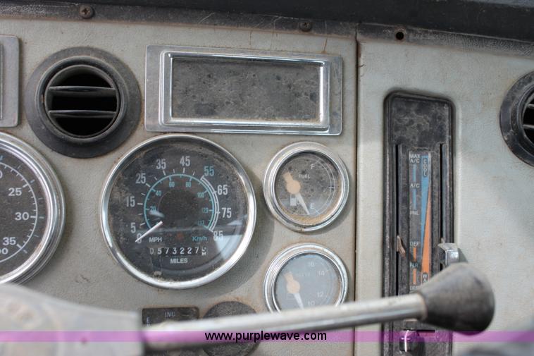 image for item A3508 1993 Ford Aeromax L9000 semi truck