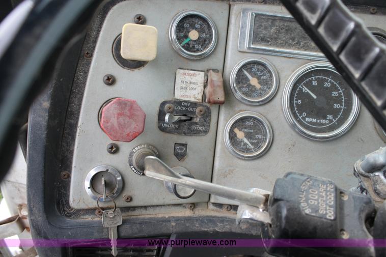 image for item A3508 1993 Ford Aeromax L9000 semi truck