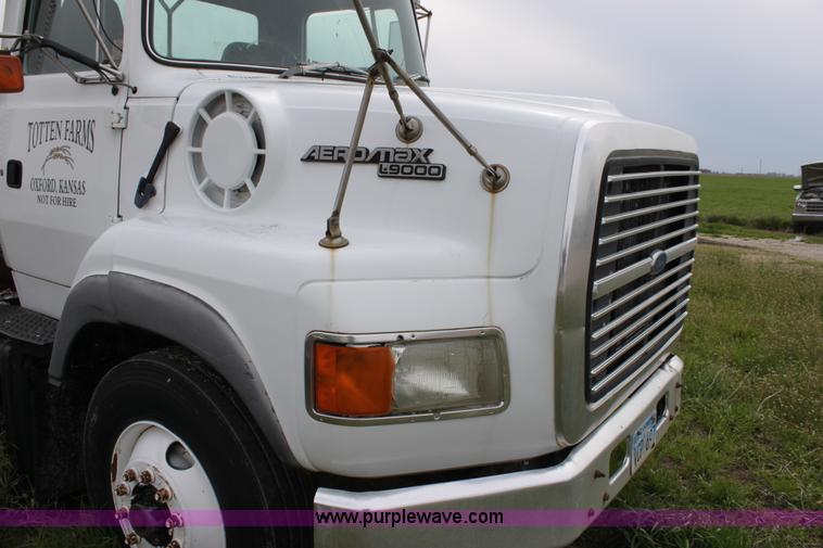 image for item A3508 1993 Ford Aeromax L9000 semi truck