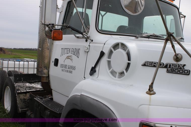 image for item A3508 1993 Ford Aeromax L9000 semi truck