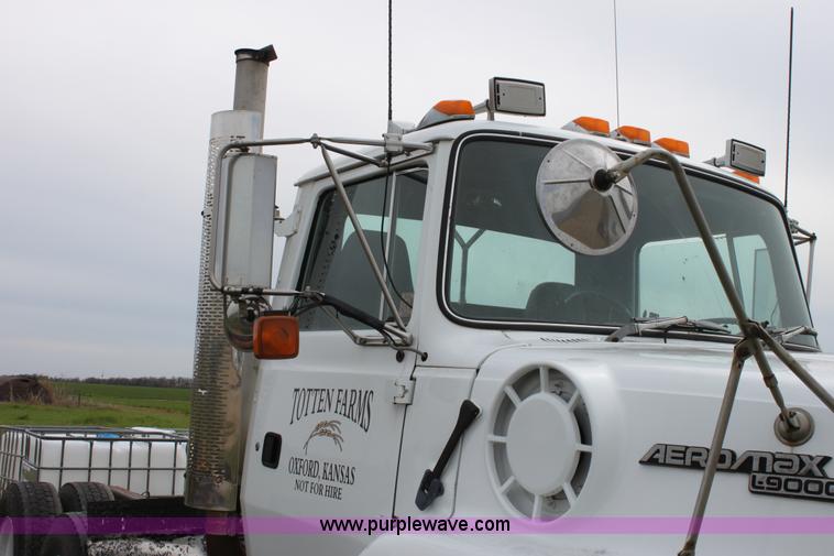 image for item A3508 1993 Ford Aeromax L9000 semi truck