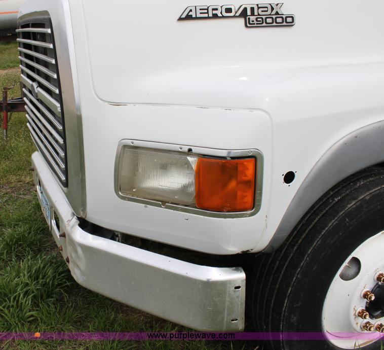 image for item A3508 1993 Ford Aeromax L9000 semi truck