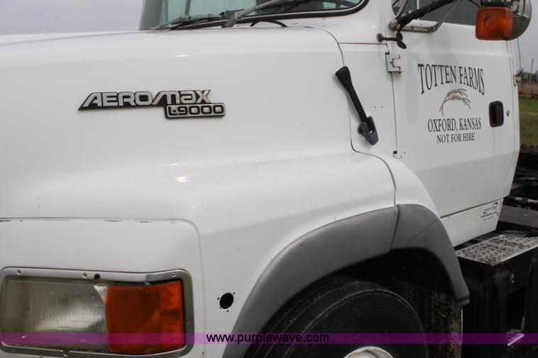 image for item A3508 1993 Ford Aeromax L9000 semi truck