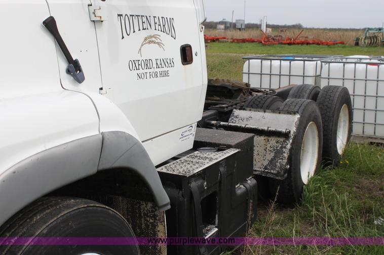 image for item A3508 1993 Ford Aeromax L9000 semi truck