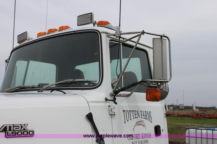 image for item A3508 1993 Ford Aeromax L9000 semi truck