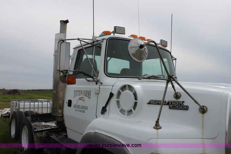 image for item A3508 1993 Ford Aeromax L9000 semi truck