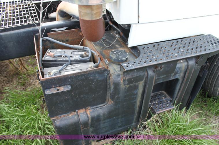 image for item A3508 1993 Ford Aeromax L9000 semi truck