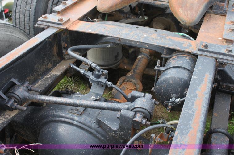 image for item A3508 1993 Ford Aeromax L9000 semi truck