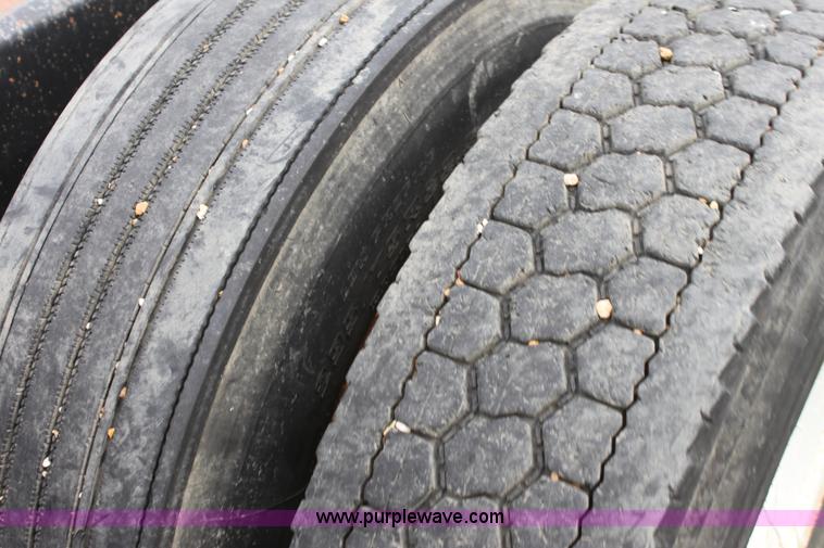 image for item A3508 1993 Ford Aeromax L9000 semi truck