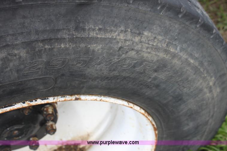 image for item A3508 1993 Ford Aeromax L9000 semi truck