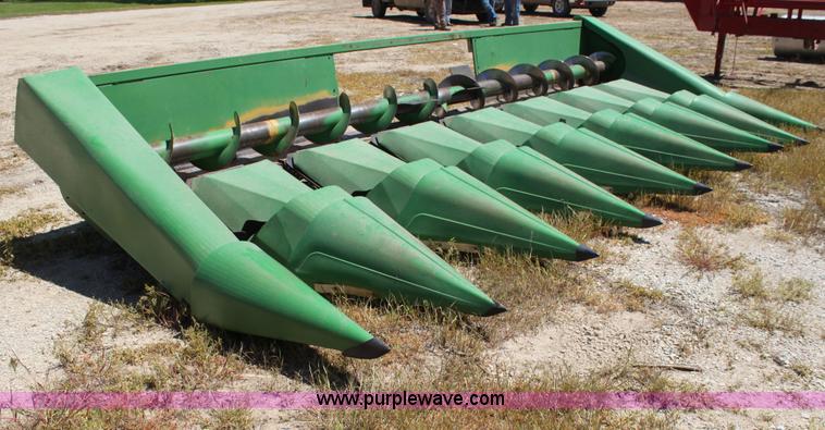 image for item AA9007 John Deere 843 corn head