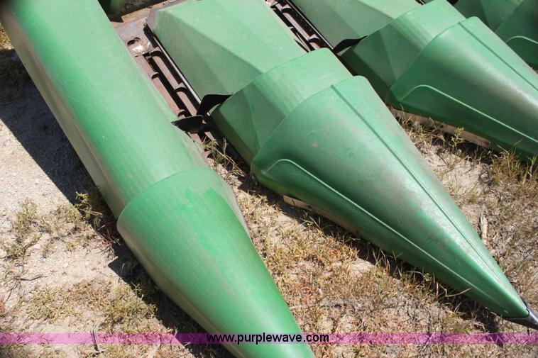 image for item AA9007 John Deere 843 corn head