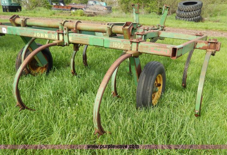 image for item D8156 John Deere 1600 chisel