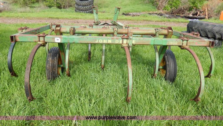 image for item D8156 John Deere 1600 chisel