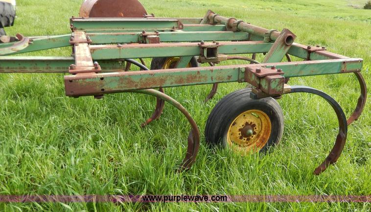 image for item D8156 John Deere 1600 chisel