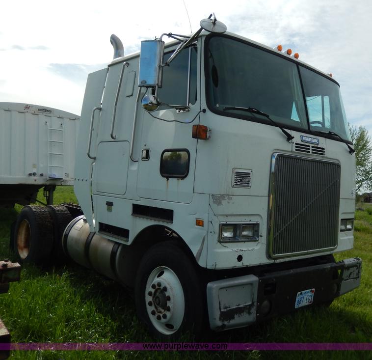 image for item D8157 1992 White Gmc semi truck