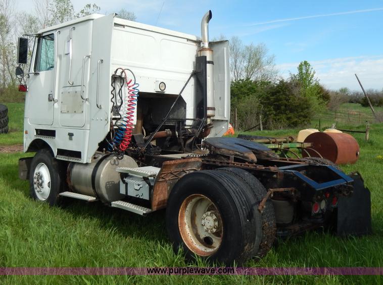 image for item D8157 1992 White Gmc semi truck