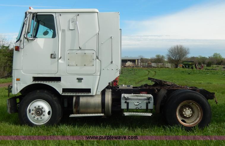 image for item D8157 1992 White Gmc semi truck