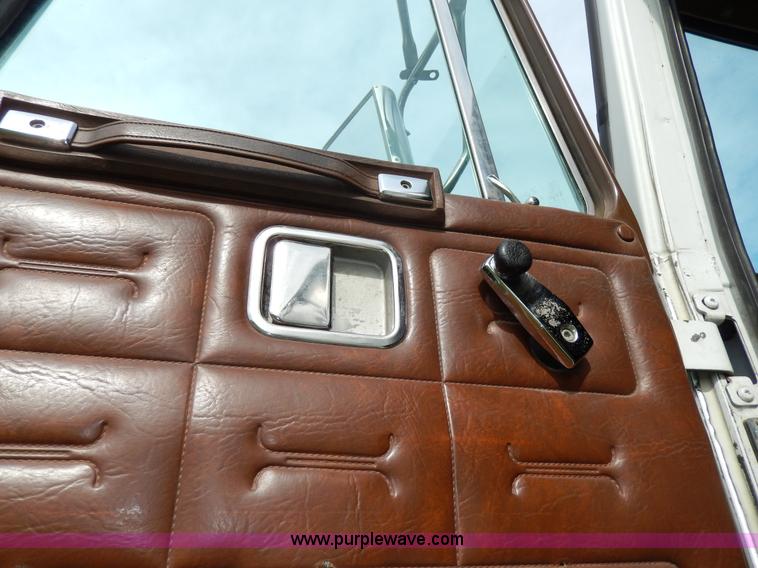 image for item D8157 1992 White Gmc semi truck