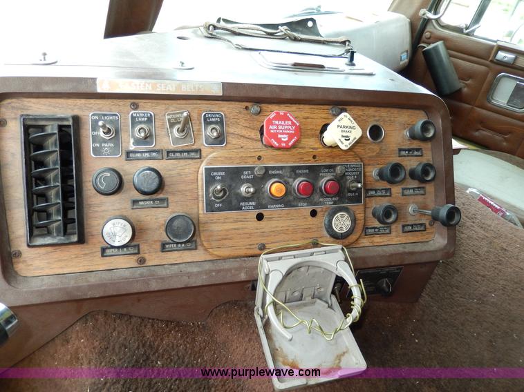 image for item D8157 1992 White Gmc semi truck