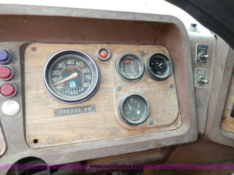 image for item D8157 1992 White Gmc semi truck