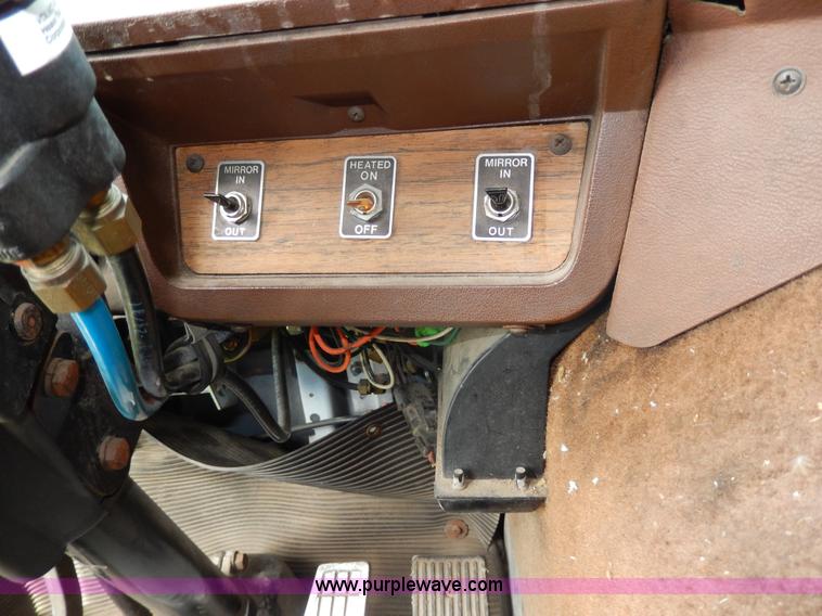 image for item D8157 1992 White Gmc semi truck