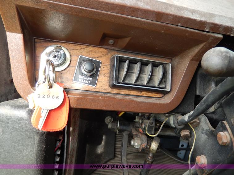 image for item D8157 1992 White Gmc semi truck