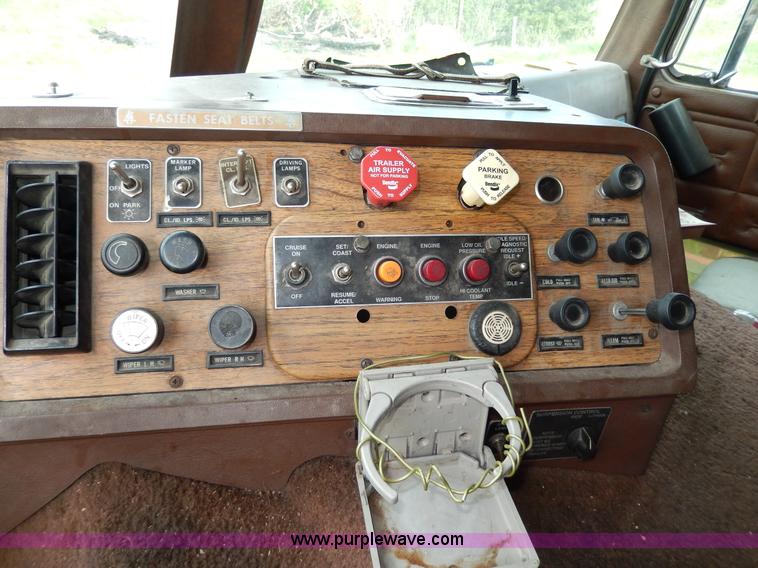 image for item D8157 1992 White Gmc semi truck