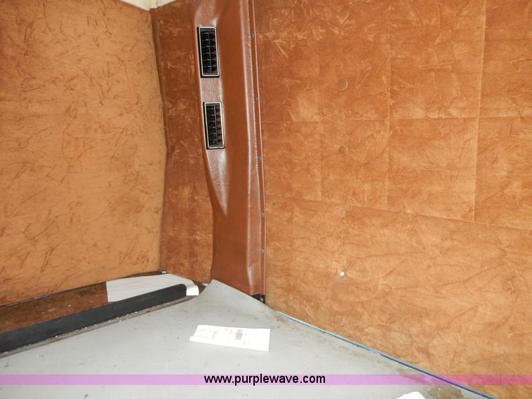 image for item D8157 1992 White Gmc semi truck