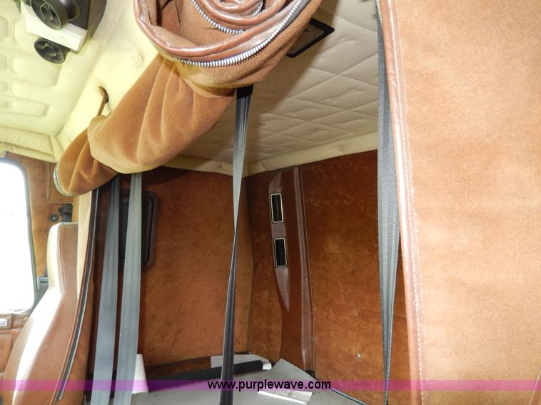 image for item D8157 1992 White Gmc semi truck