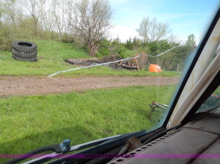 image for item D8157 1992 White Gmc semi truck