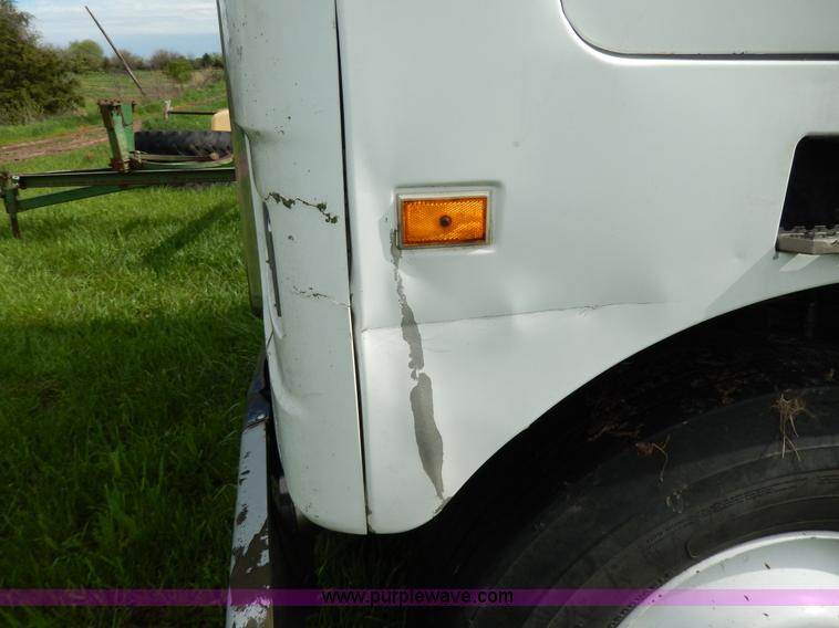 image for item D8157 1992 White Gmc semi truck