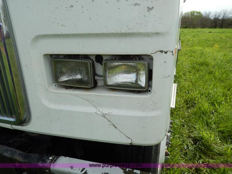 image for item D8157 1992 White Gmc semi truck