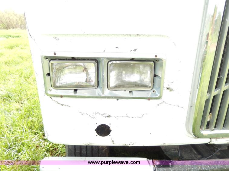 image for item D8157 1992 White Gmc semi truck