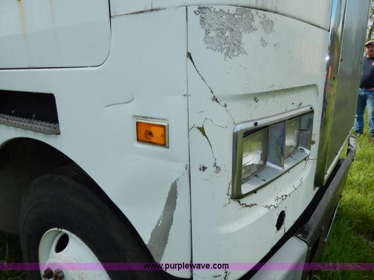 image for item D8157 1992 White Gmc semi truck