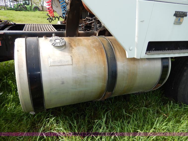 image for item D8157 1992 White Gmc semi truck