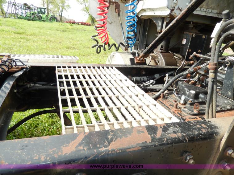 image for item D8157 1992 White Gmc semi truck