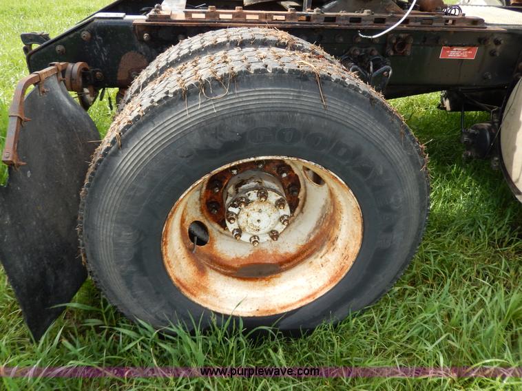 image for item D8157 1992 White Gmc semi truck