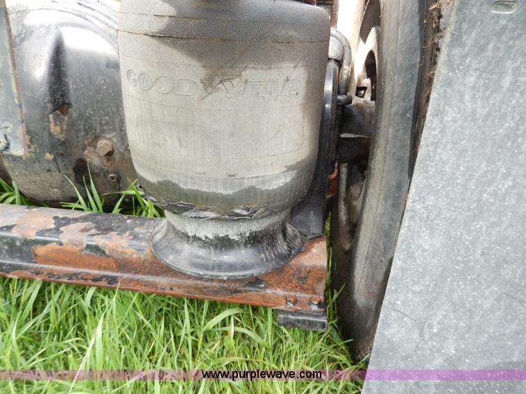 image for item D8157 1992 White Gmc semi truck