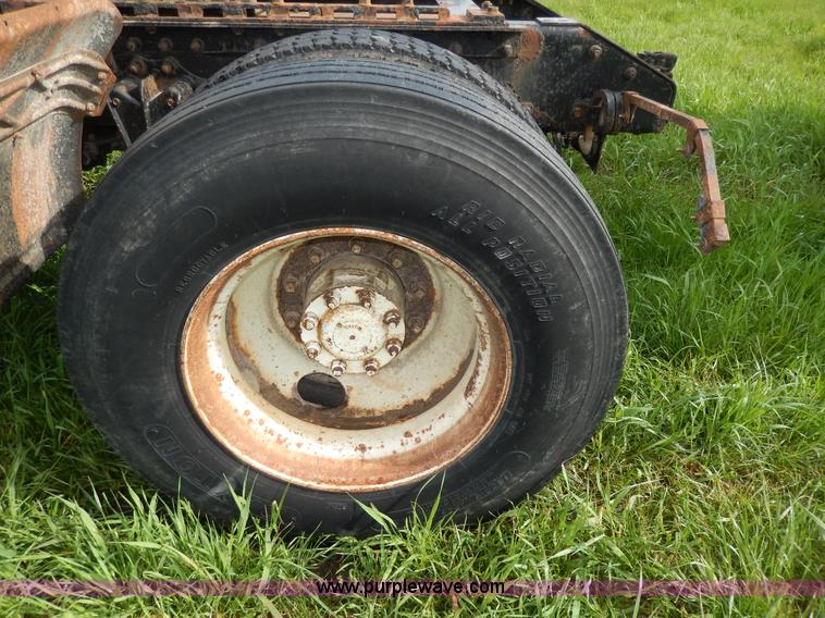 image for item D8157 1992 White Gmc semi truck