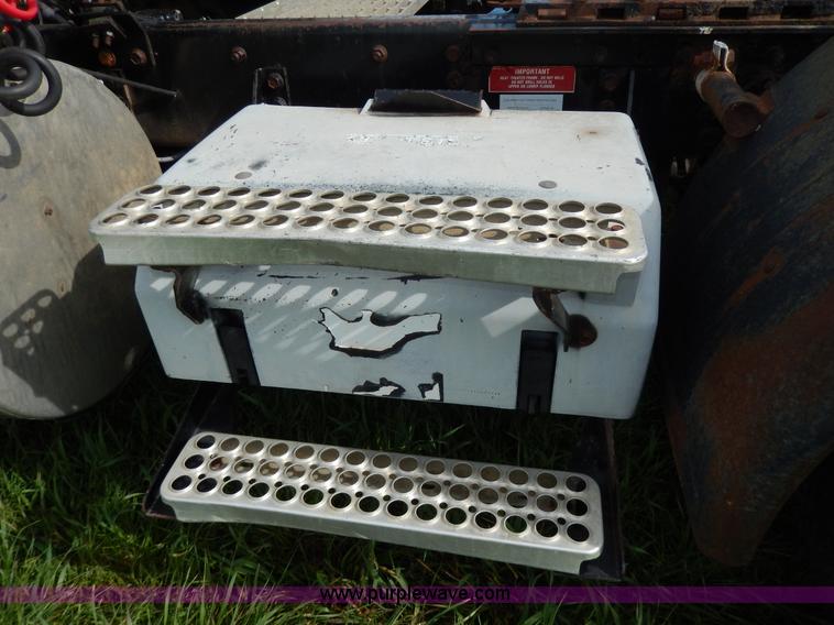 image for item D8157 1992 White Gmc semi truck