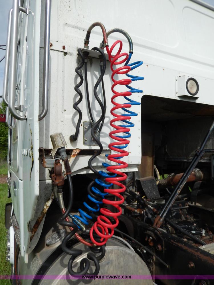 image for item D8157 1992 White Gmc semi truck