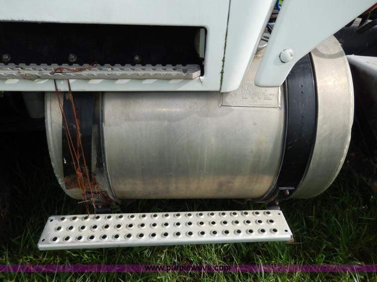 image for item D8157 1992 White Gmc semi truck