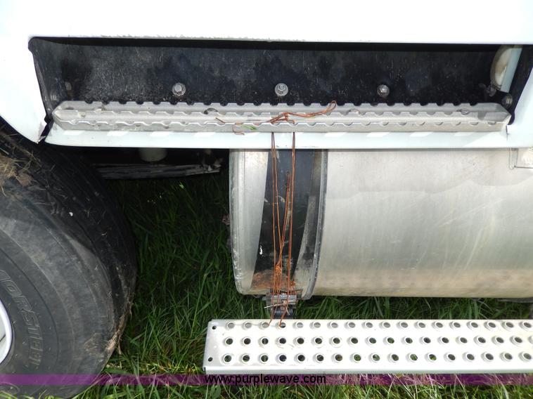 image for item D8157 1992 White Gmc semi truck