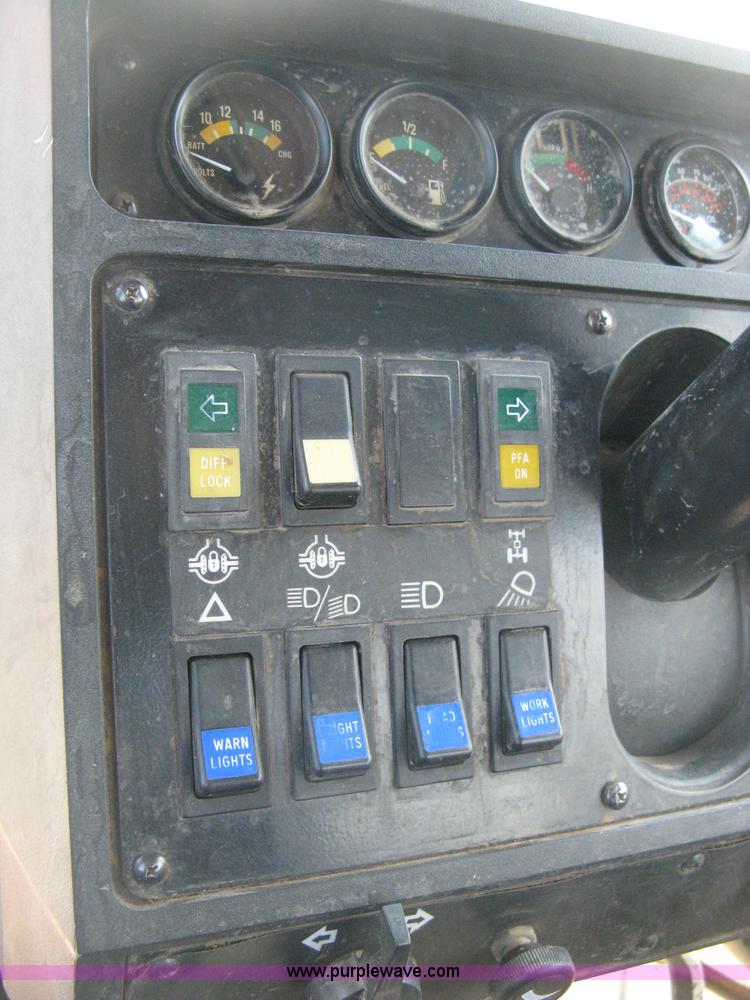 image for item D8302 1989 Deutz Allis 9170 MFWD tractor